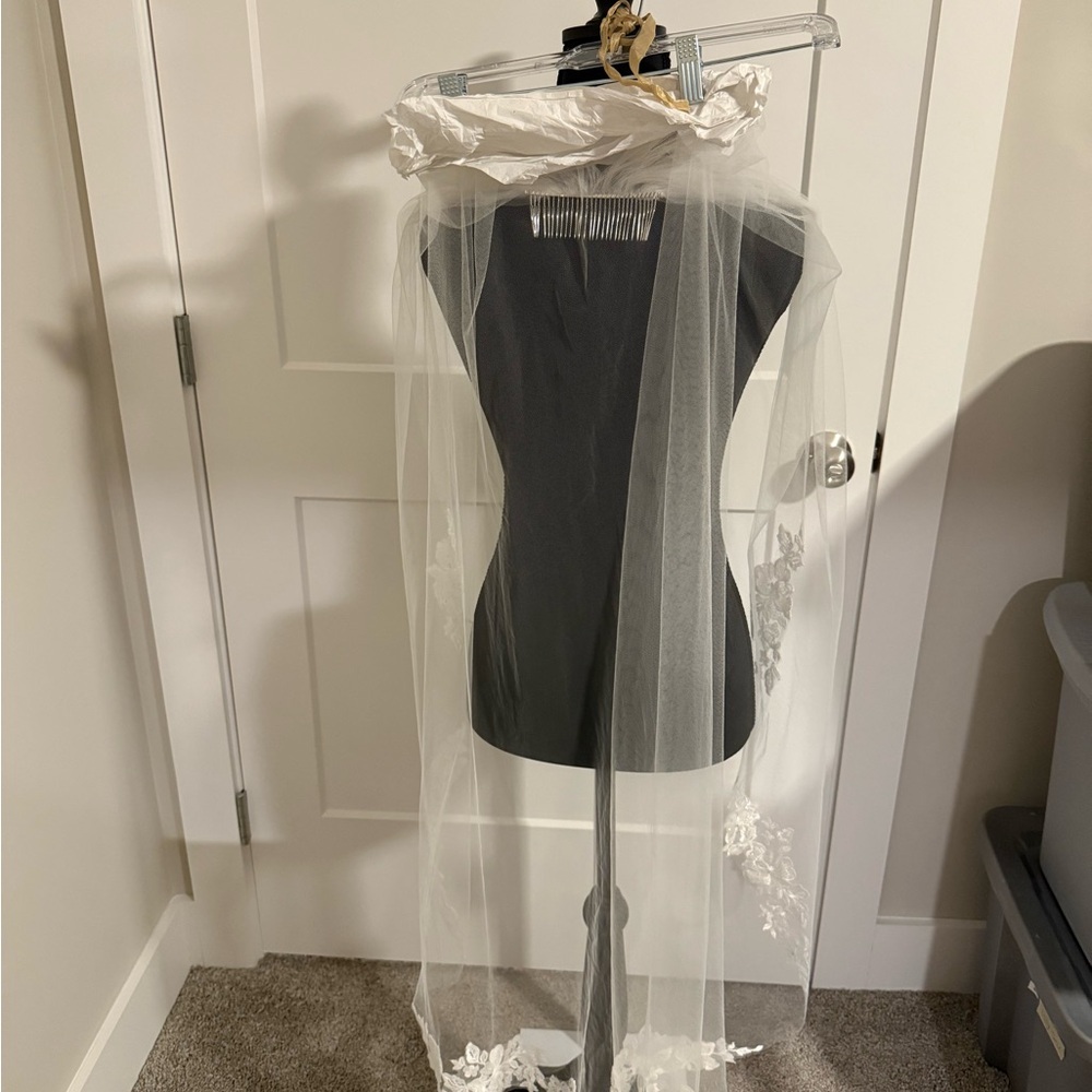 Elegant White Bridal Veil with Lace Trim